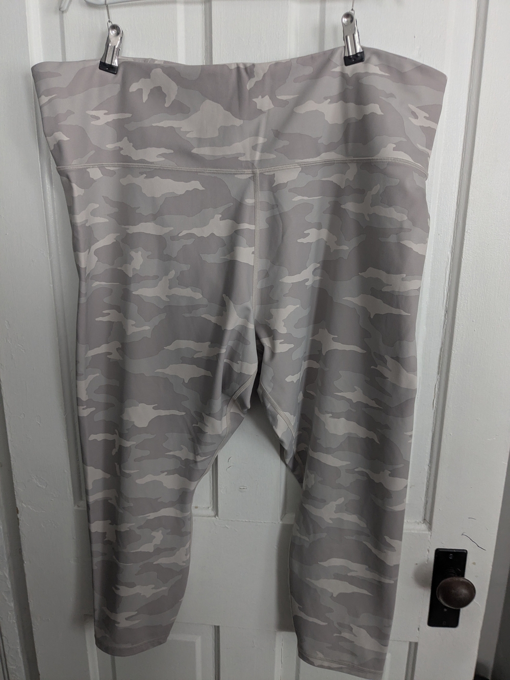 Athleta Elation Camo 7/8 Tight in Light Gray and Cream